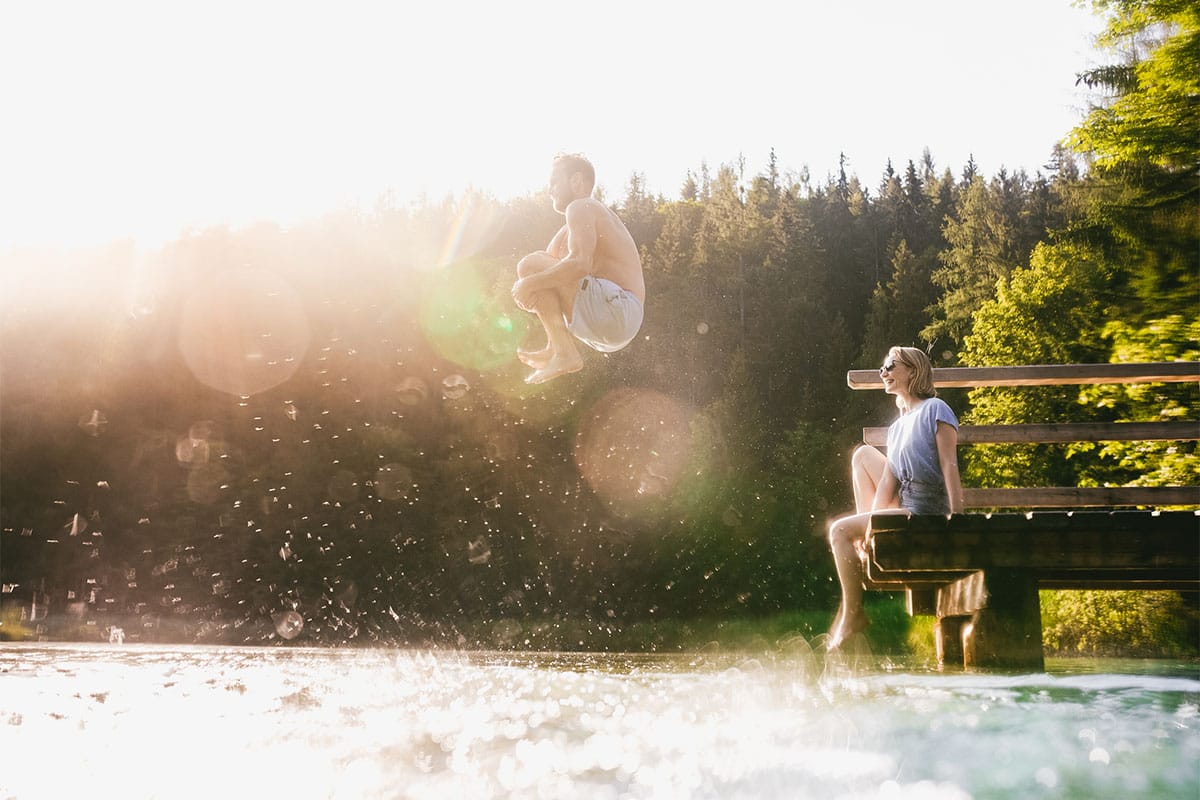 Summer fun at the Schafferteich during your vacation in Hinterstoder. Dive into the cool water in the sunshine at Schafferteich pond during your summer vacation at TRIFORÊT alpin.resort.