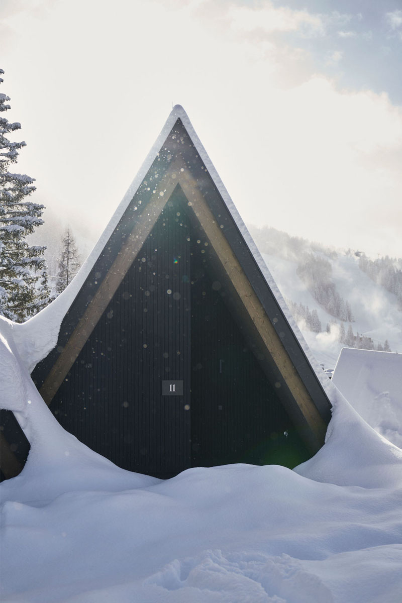 Our chalet in the Hinterstoder snow paradise awaits you. Snow-covered design chalet with clear geometry and a wintery atmosphere in the TRIFORÊT alpin.resort in Hinterstoder.