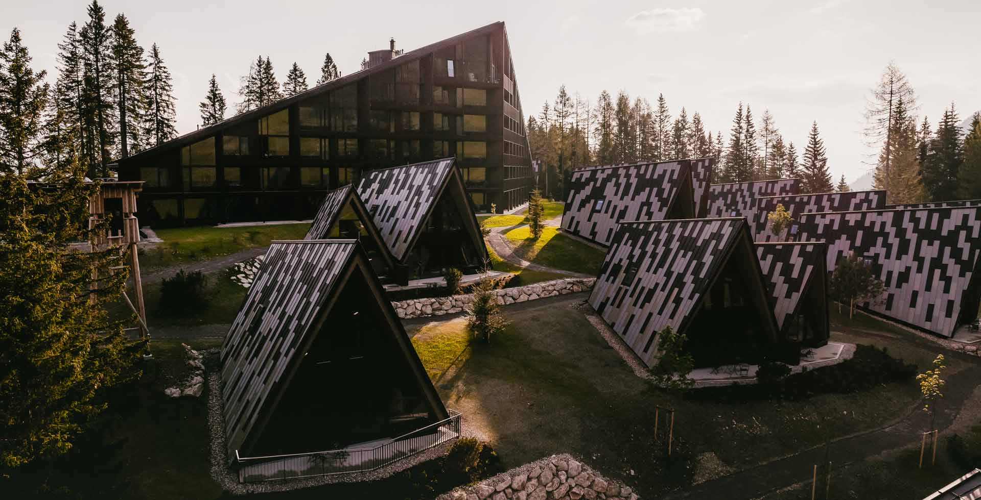 Ihr Urlaub in den Alpen wartet – im TRIFORÊT alpin.resort. Ihr Urlaub in den Alpen wartet – im TRIFORÊT alpin.resort.